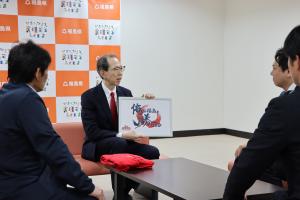 関係者の皆さまと話す知事