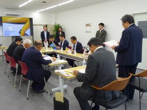 株式会社東北エンタープライズを調査する総務委員会の写真