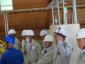福島県郡山地区木材製材協同組合の調査をする農林水産委員会の写真