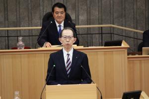 議案の対案理由を説明する内堀知事の写真