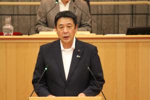 一般質問（山内長議員）の様子