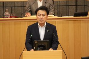 一般質問（江花圭司議員）の様子