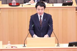 一般質問（渡辺康平議員）の様子