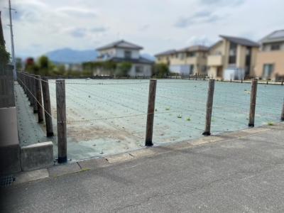対象物件の画像です。更地を防草シートで覆い、四方を木杭とロープで囲っています。