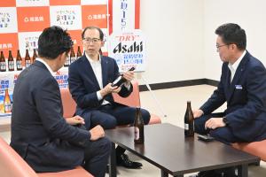 アサヒビール（株）による「アサヒスーパードライ　福島県政150周年記念ラベル」の発売に係る表敬訪問写真2