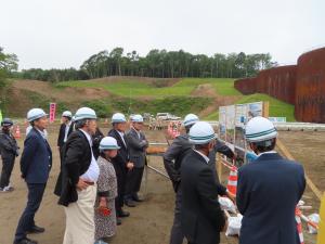 熊の沢河3号砂防堰堤の調査を行う土木委員会の様子