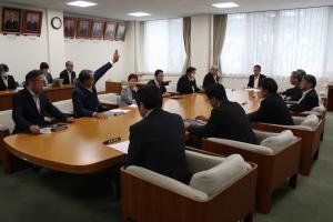 議員定数等検討委員会の様子
