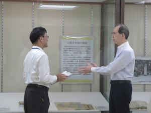 県歴史資料館県政１５０周年記念資料展視察写真1