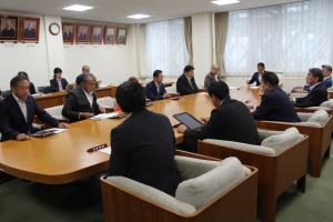 議員定数等検討委員会の様子