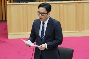 総括審査会（鈴木優樹議員）の写真
