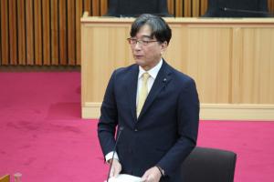 総括審査会（佐藤徹哉議員）の写真