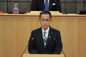 議員提出議案第171号の提案理由説明（渡辺義信議員）の写真