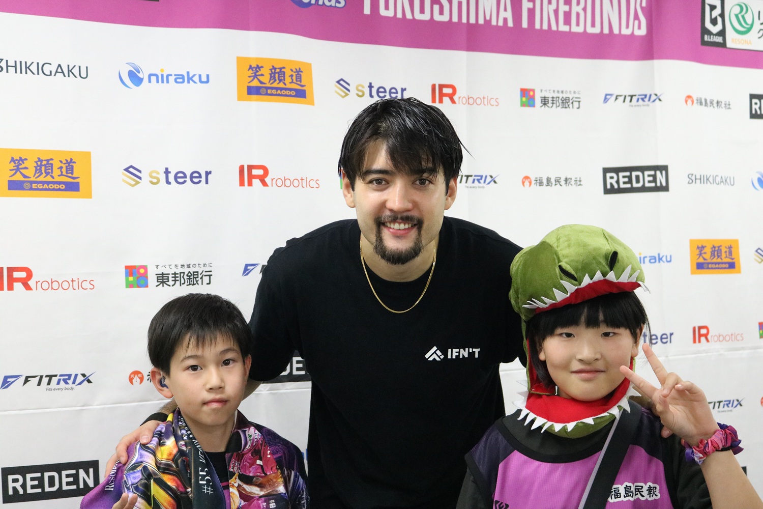 選手と子どもの写真2