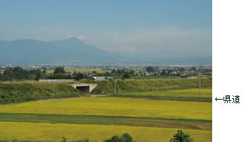 県道から西にそれた貯水槽のある高台から磐越自動車道と磐梯山を望む