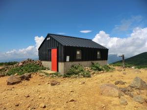 鉄山避難小屋の外観写真1