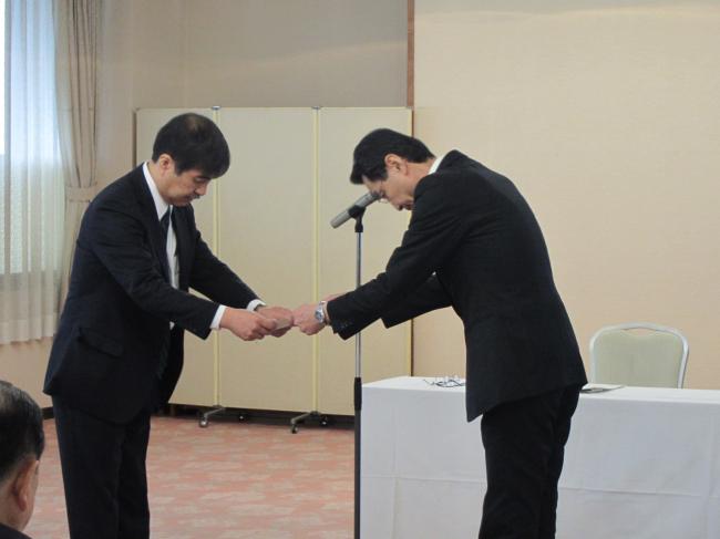 大河原土木部長から中村審議会会長に諮問を手渡しました。