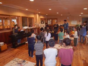 作ったカスタネットで演奏会