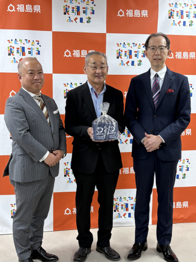 電話お願い手帳を持って微笑むＮＴＴ東日本株式会社福島支店大橋支店長、吉田会長、内堀知事