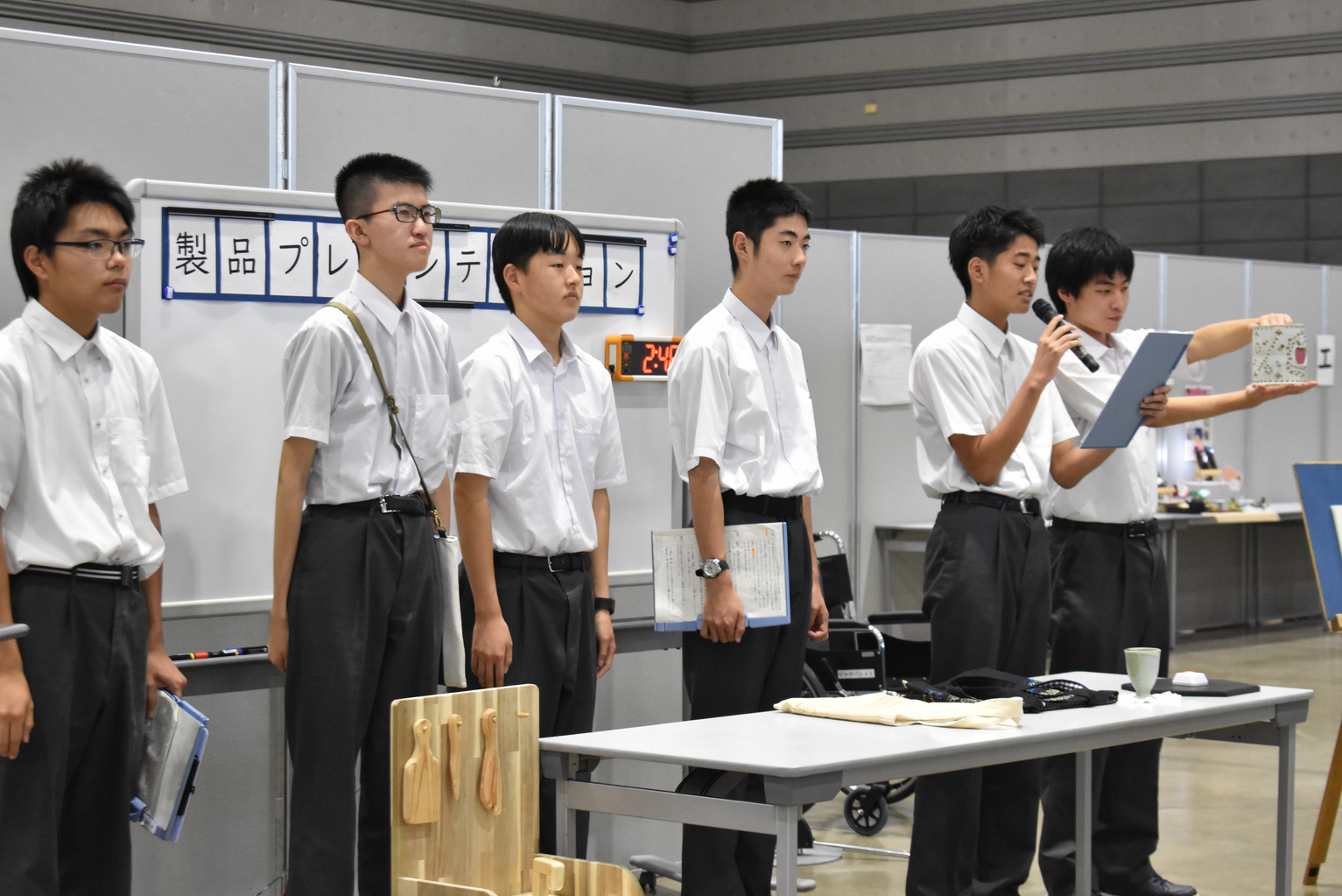 作業製品品評・プレゼンテーション（写真(3)）